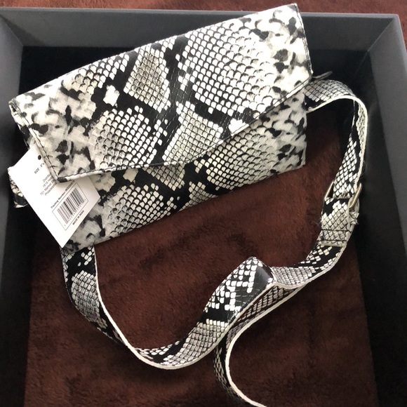 # 29 So Cute Snake Print Fannypac - Picture 3 of 5